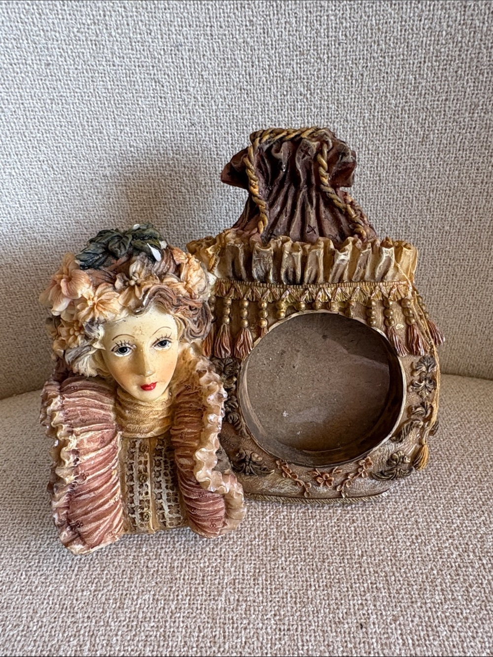 VTG Decorative Victorian-Style Resin Figurine Frame in Beige and Brown